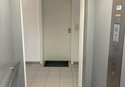 Vom Fahrstuhl --> Eingangstür