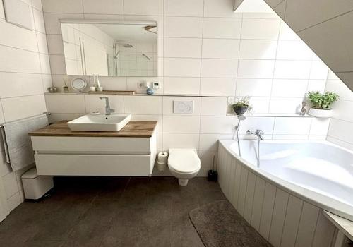 Modernes Tageslichtbad