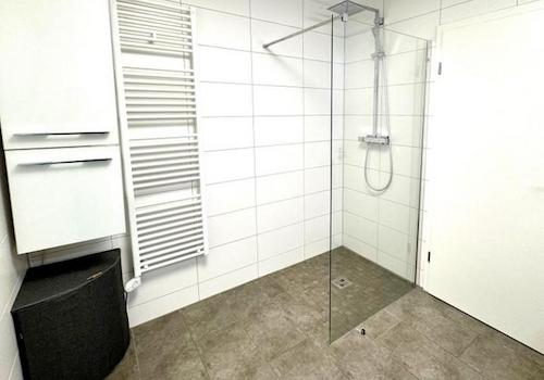 Große bodengleiche Dusche