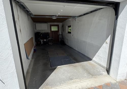 Garage mit elektr. Tor