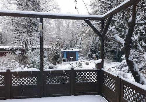 Blick über Terrasse zu Garagen