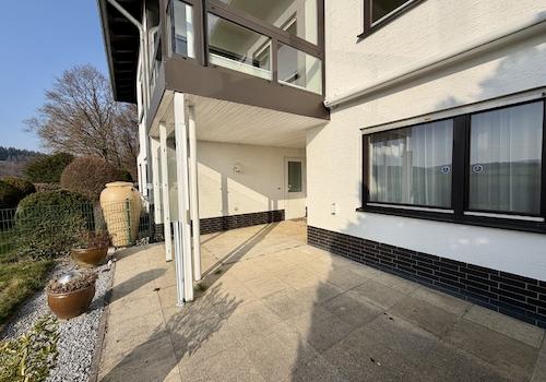 Eingang und Terrasse ELW