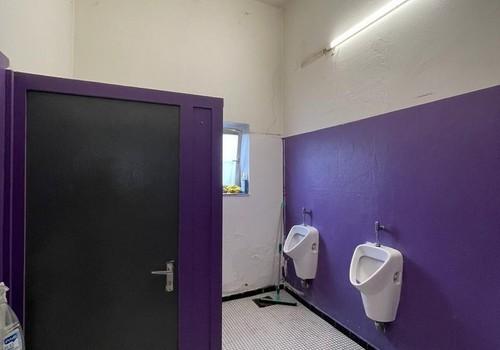 Toilettenanlage, hohe Decken