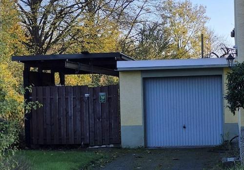 Einfahrt m. Garage und Carport