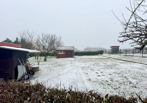 Grundstück auf der gegenüberliegenden Straßenseite