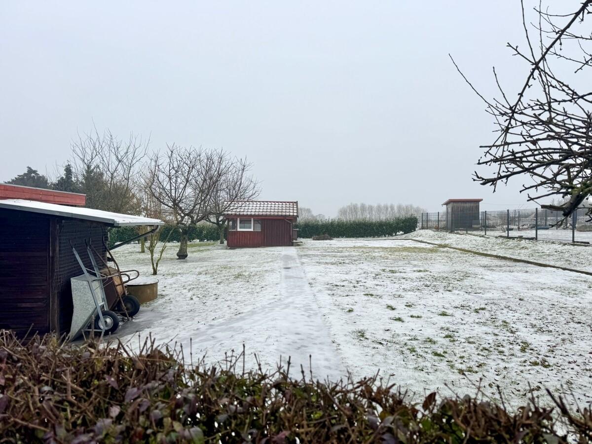 Grundstück auf der gegenüberliegenden Straßenseite
