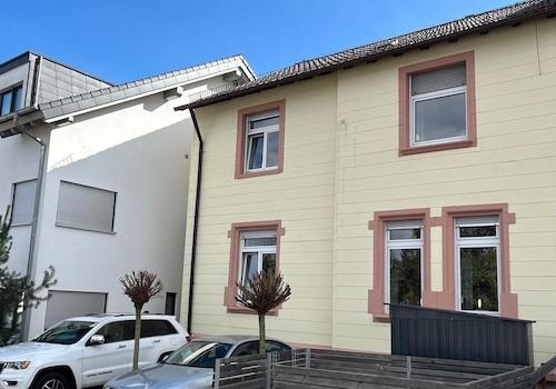 Straßenansicht mit 2 Stellplät