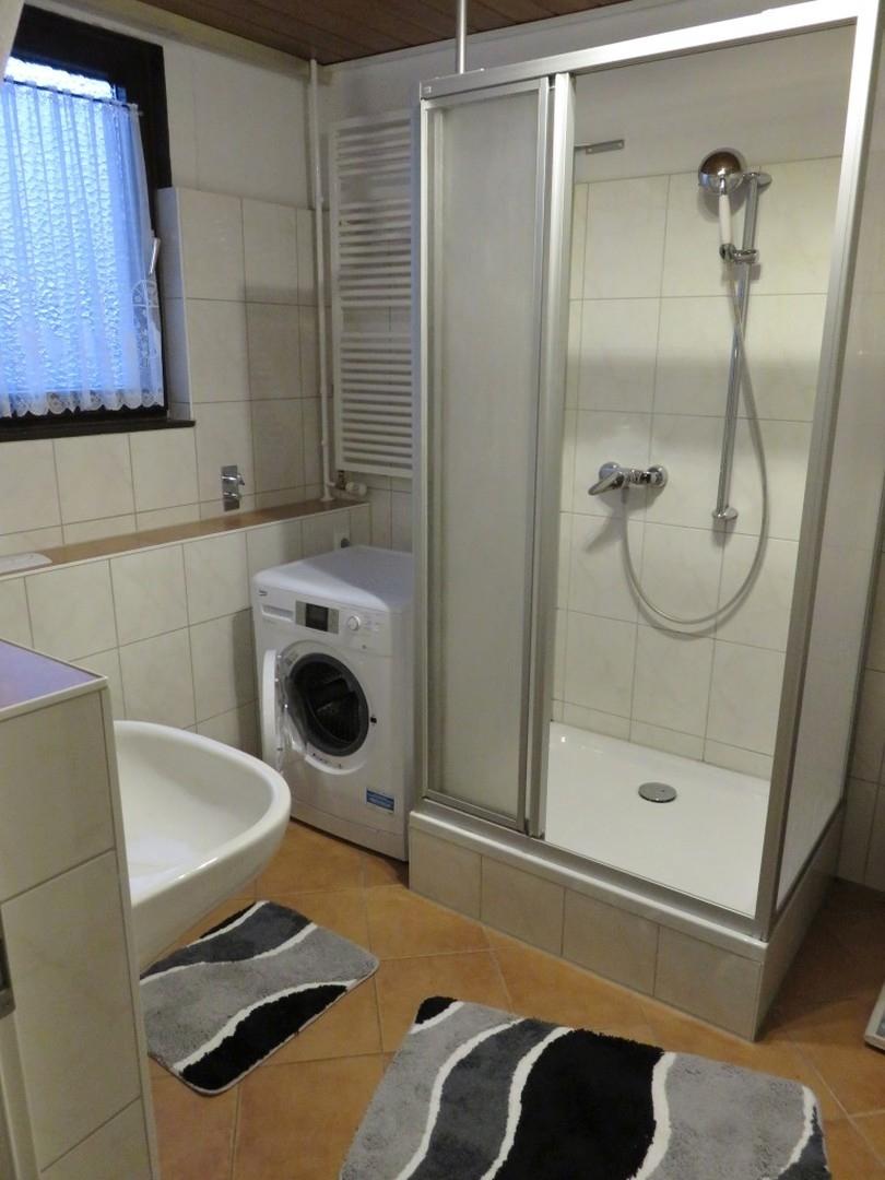 Bad Wohnung oben li.