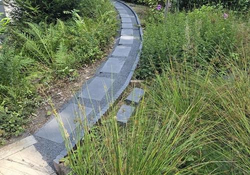 Weg zur Terrasse Garage