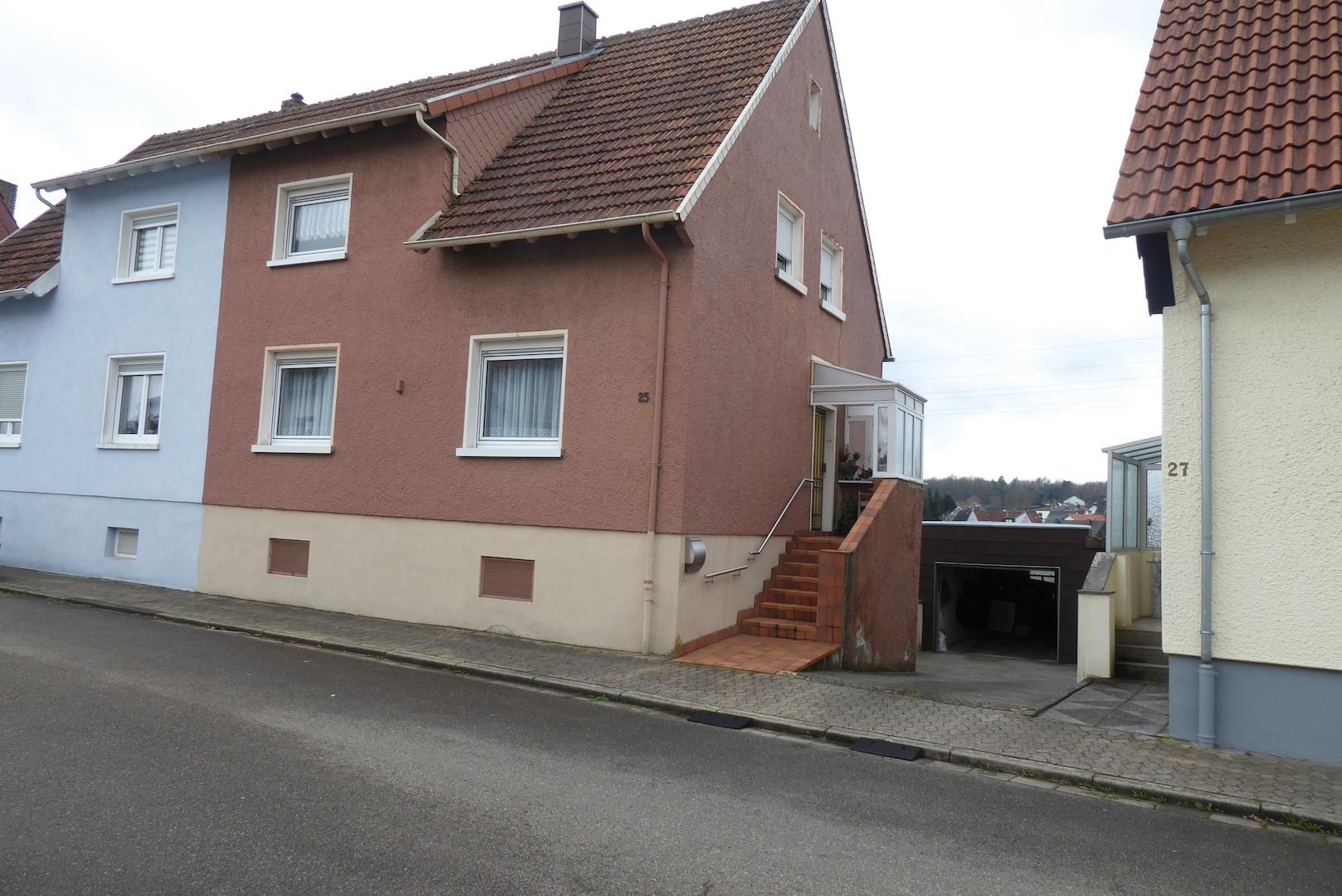 Strassenseite mit Zufahrt zur Garage