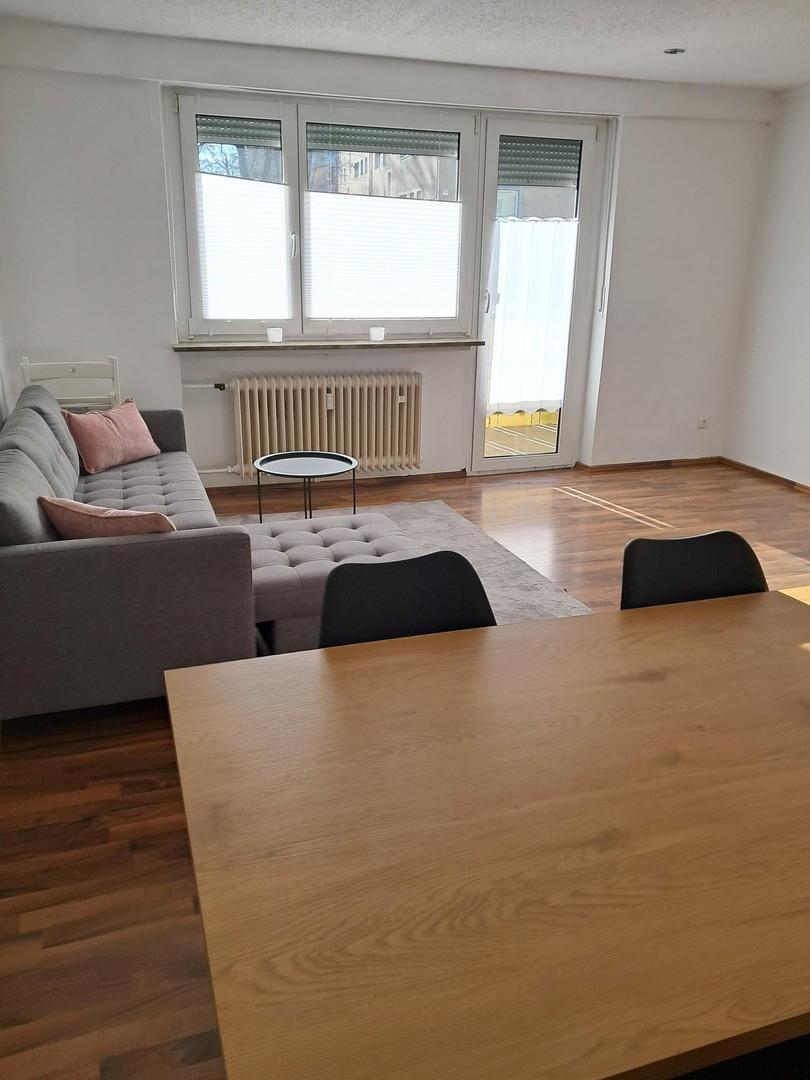 Wohnzimmer mit Balkon