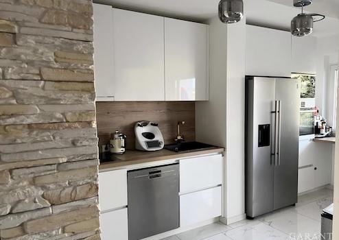 Stilvolle 2 Zimmer-Wohnung mit Balkon, TG-Stellplatz und Schwimmbad in Top-Lage - München Perlach