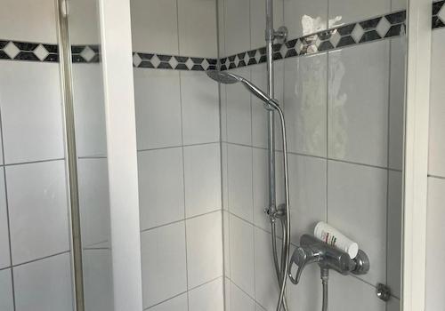 Separate Dusche im Bad