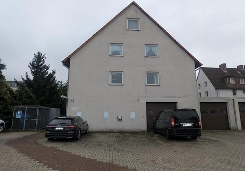 Straßenansicht mit Parkplatz