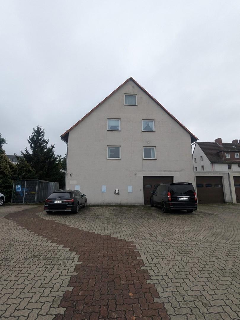 Straßenansicht mit Parkplatz