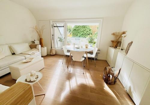 Wohnzimmer, Tür zur Loggia