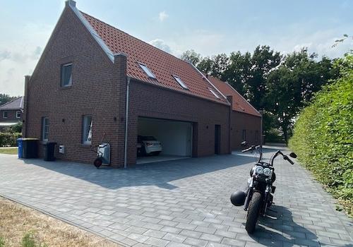 Rückansicht auf Einfahrt