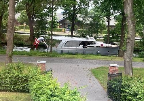 Blick auf vorbeifahrende Yacht