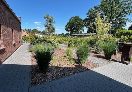 Garten neben Nebengebäude