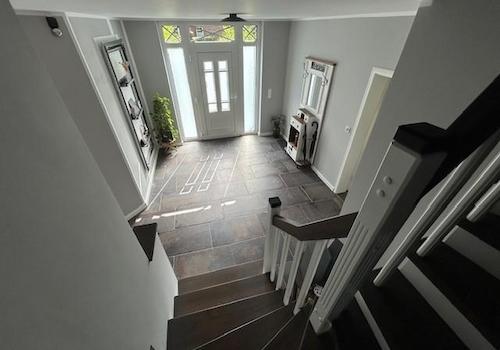 Blick auf Hausflur von Treppe