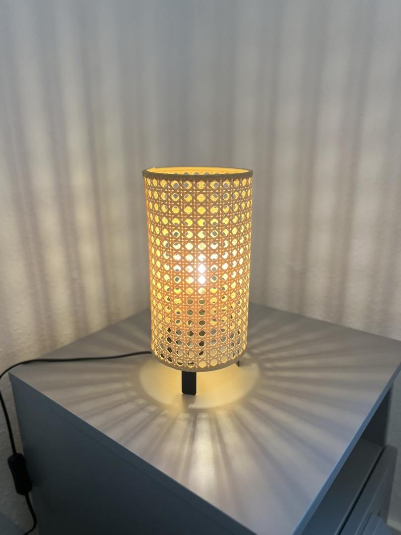 Nachtisch mit Lampe