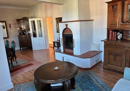 Wohnzimmer mit Kamin