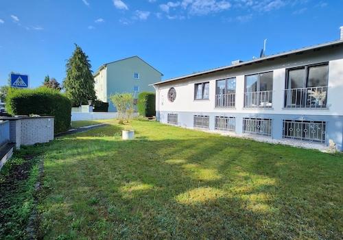 Hausansicht & Großer Garten