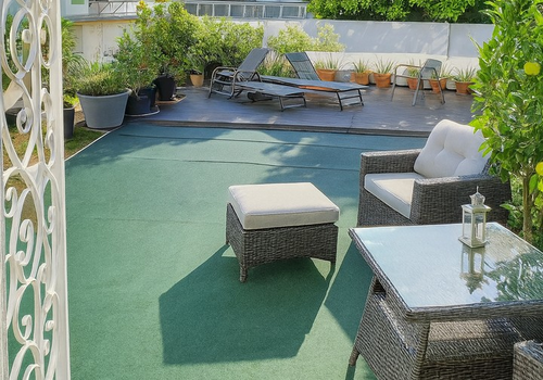 Große Terrasse mit Sitzecke