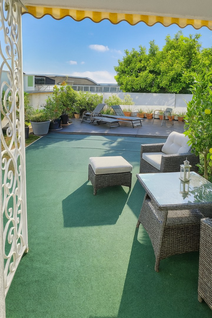 Große Terrasse mit Sitzecke