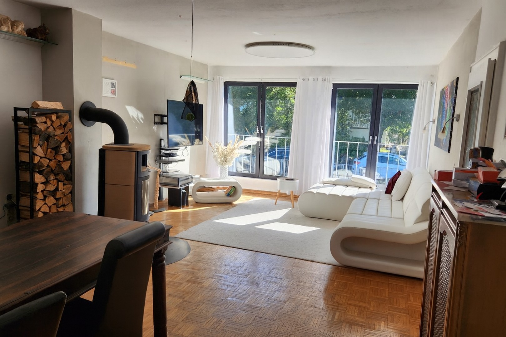 Wohnzimmer mit Fensterfront