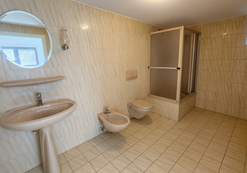 Badezimmer mit Dusche/WC
