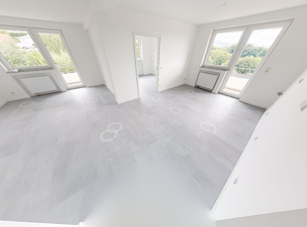 Blick in den Wohn-Essbereich mit Balkonen