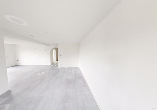 Blick vom Wohnraum zum Eingangsbereich