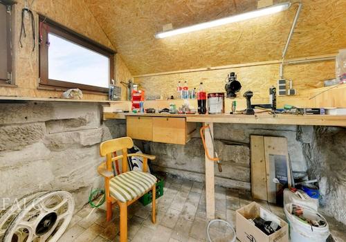 Werkstatt neben Garage