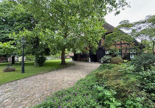 Auffahrt zum Wohnhaus