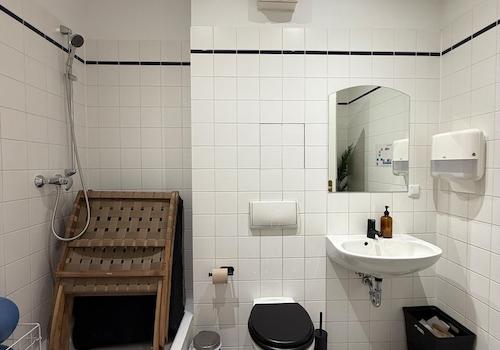 Duschbad und WC