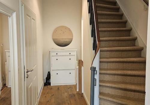 Flur EG und Treppe zum OG