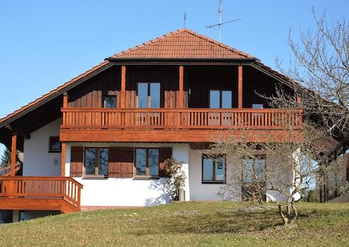 Solides Einfamilienhaus mit großem Grundstück für Gestalter und Familien – Gangkofen – Bild 1 von 37