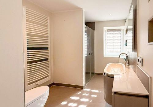 EG - Badezimmer mit ebenerdiger Dusche und Fenster 