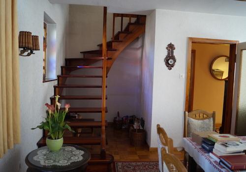 Seitenflügel EG Aufgang zum OG