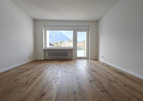 Renovierte - 4 Zimmer Wohnung mit Einbauküche, Loggia, Tiefgarage & grandiosem Bergblick