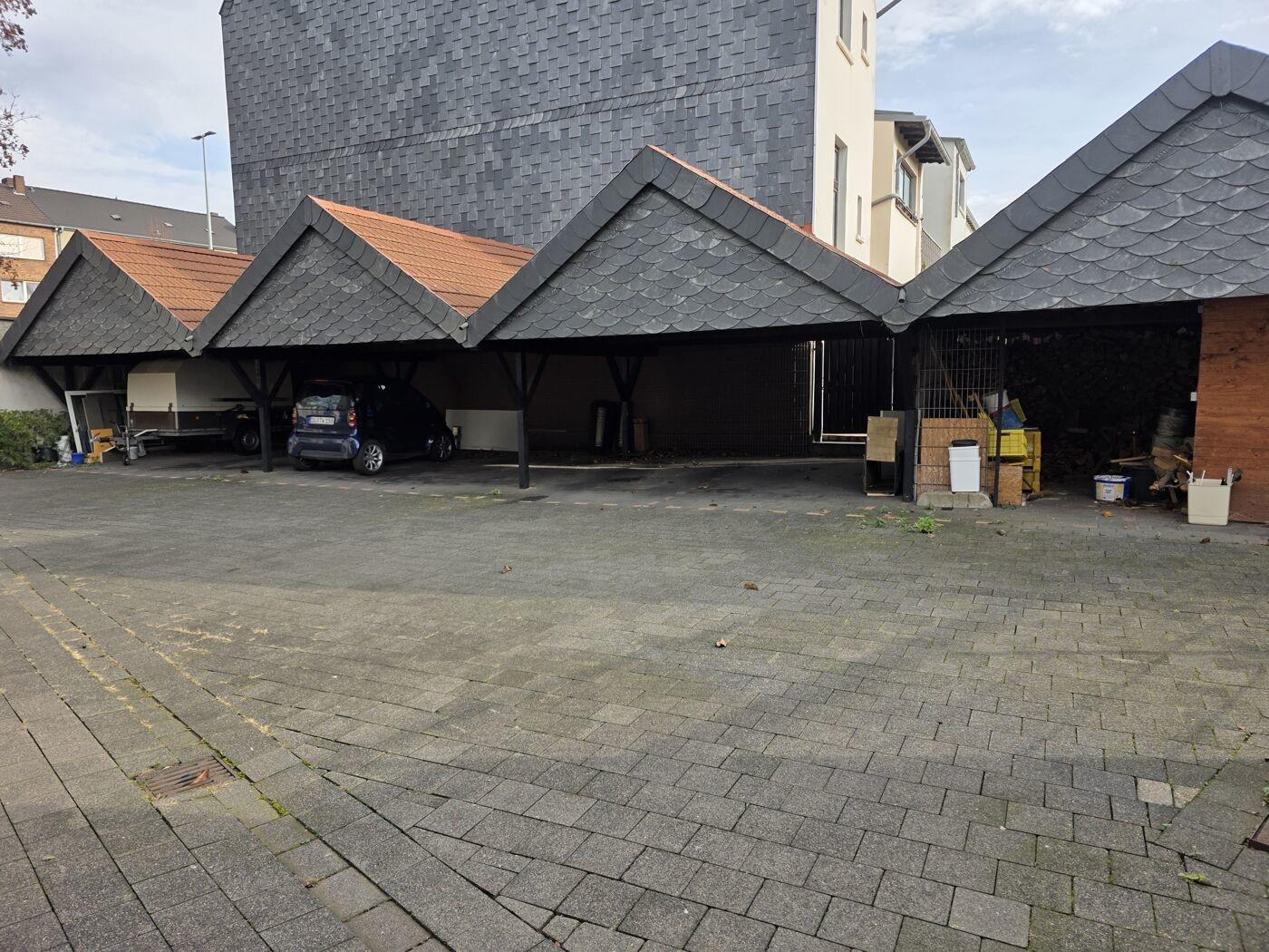 Innenhof mit Car-Ports
