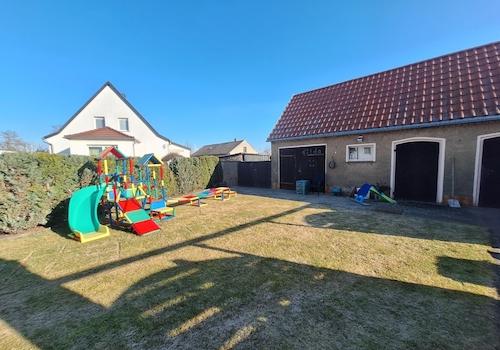 Blick auf das Nebengebäude