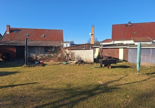 Rückansicht Nebengebäude und Grundstück