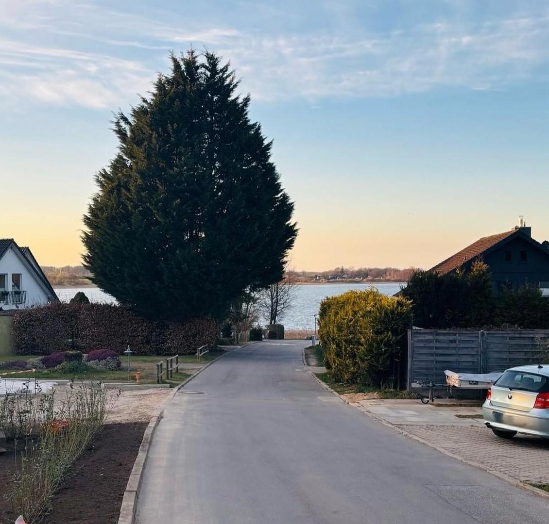 Straße mit Seeblick