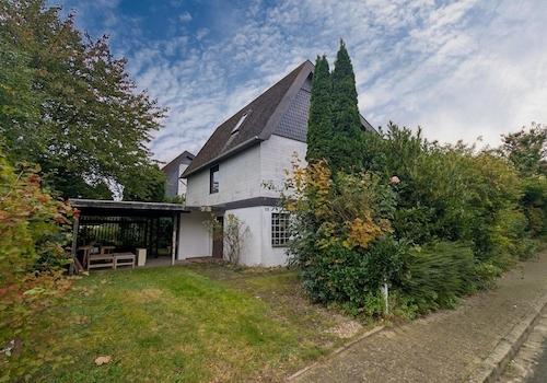 Seitliche Ansicht mit Carport