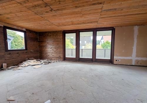 Wohn- Esszimmer mit Küchenanschlüssen und Zugang zum Balkon