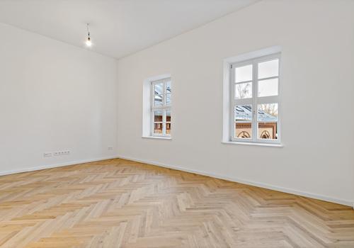 Wohnzimmer mit offener Küche