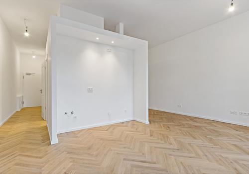 Wohnzimmer mit offener Küche