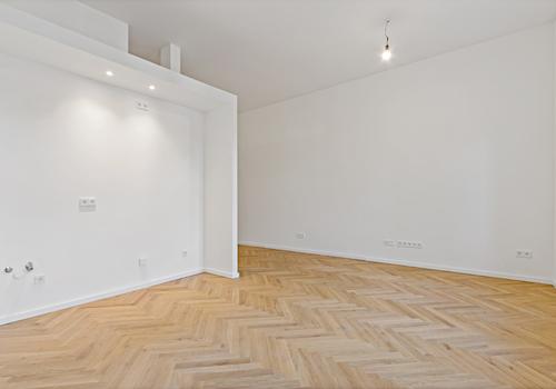 Wohnzimmer mit offener Küche